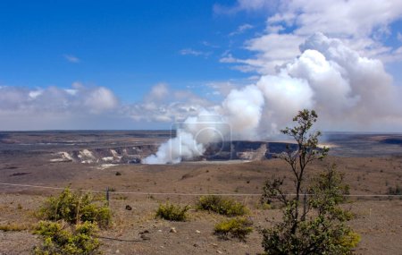 Foto de Fumar Kilauea Summit Lago de lava en el Parque Nacional Volcanes de Hawai, Patrimonio de la Humanidad por la UNESCO, Isla Grande, Hawái, EE.UU. 11.04.2010 - Imagen libre de derechos