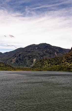 Téléchargez les photos : Belle vue panoramique sur les fjords chiliens : fjord Aysen et Puerto Chacabuco environs, Patagonie, Chili, Amérique du Sud - en image libre de droit