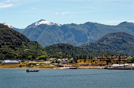 Téléchargez les photos : Port de Puerto Chacabuco dans les fjords chiliens, région d'Aisen, Chili, Amérique du Sud - en image libre de droit