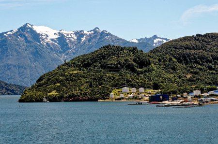 Téléchargez les photos : Port de Puerto Chacabuco dans les fjords chiliens, région d'Aisen, Chili, Amérique du Sud - en image libre de droit