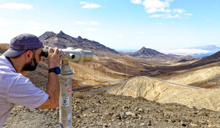 Foto de Turista observando el paisaje con un telescopio. Mirador Astronomico de Sicasumbre, Fuerteventura, Islas Canarias, España - 20 de septiembre de 2023 - Imagen libre de derechos
