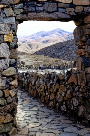 Foto de Camino de piedra en el Mirador Astronómico de Sicasumbre, Fuerteventura, Islas Canarias, España - 20 de septiembre de 2023 - Imagen libre de derechos