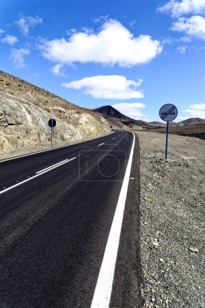 Foto de Vista panorámica de carreteras y montañas vacías en el mirador astronómico de Sicasumbre, Fuerteventura, España - 20 de septiembre de 2023 - Imagen libre de derechos