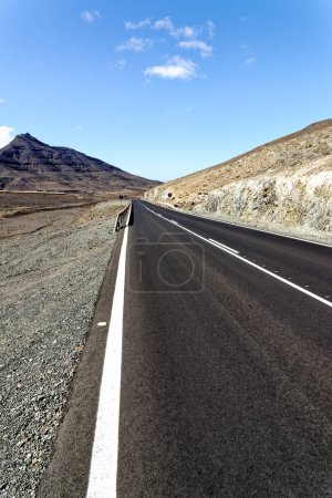 Foto de Vista panorámica de carreteras y montañas vacías en el mirador astronómico de Sicasumbre, Fuerteventura, España - 20 de septiembre de 2023 - Imagen libre de derechos
