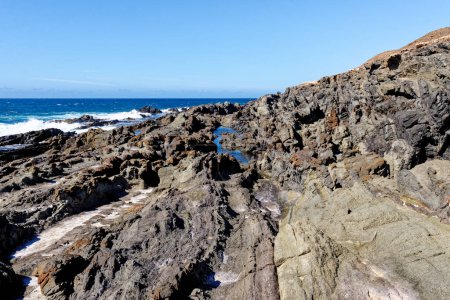 Foto de Piscinas Naturales Aguas Verdes. Costa de la piscina de roca en Aguas Verdes Playa del Valle, Fuerteventura, Islas Canarias, España - 20.09.2023 - Imagen libre de derechos