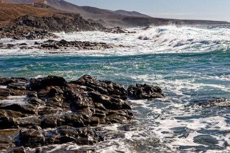 Foto de Piscinas Naturales Aguas Verdes. Costa de la piscina de roca en Aguas Verdes Playa del Valle, Fuerteventura, Islas Canarias, España - 20.09.2023 - Imagen libre de derechos