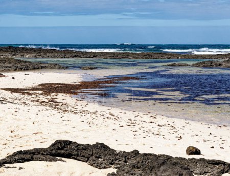 Foto de Piscinas naturales de la Playa de los Charcos - Piscinas naturales de la Playa de Los Laguitos o Los Charcos en Fuerteventura, Islas Canarias, España. 24.09.2023 - Imagen libre de derechos