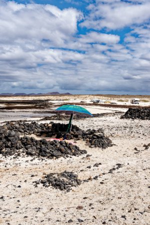 Foto de Piscinas naturales de la Playa de los Charcos - Piscinas naturales de la Playa de Los Laguitos o Los Charcos en Fuerteventura, Islas Canarias, España. 24.09.2023 - Imagen libre de derechos