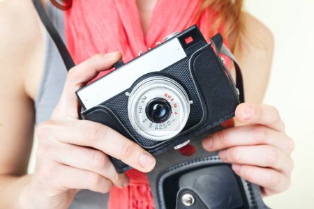 Téléchargez les photos : Gros plan de la photographe femelle avec un vieil appareil photo lomo à la main. - en image libre de droit
