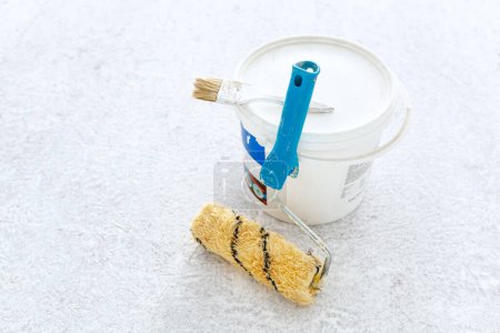 Téléchargez les photos : Paint bucket with roller brush on white background.Renovation concept. - en image libre de droit