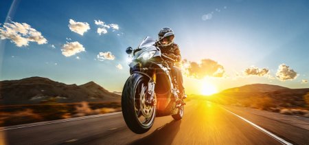 Téléchargez les photos : Moto sur la route. s'amuser à conduire la route vide sur un voyage à moto. copyspace pour votre texte individuel. - en image libre de droit