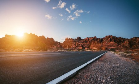 Téléchargez les photos : Empty long nevada mountain road to the horizon on a sunny summer day at bright sunset - en image libre de droit