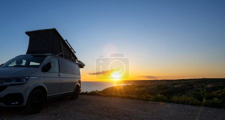 Foto de Transportador Camping Van autobús en el Océano California en la naturaleza costera - Imagen libre de derechos