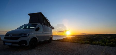 Foto de Peniche, Portugal - 12 de marzo de 2022: El nuevo Volkswagen VW Transporter Camping Van T6.1 California Ocean en la costa Naturaleza - Imagen libre de derechos