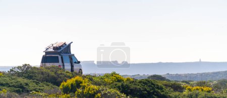 Foto de Peniche, Portugal - 12 de marzo de 2022: El nuevo Volkswagen VW Transporter Camping Van T6.1 California Ocean en la costa Naturaleza - Imagen libre de derechos