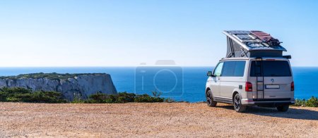 Téléchargez les photos : Peniche, Portugal - 12 mars 2022 : La nouvelle Volkswagen VW Transporter Camping Van T6.1 California Ocean dans la nature côtière 2021 - en image libre de droit