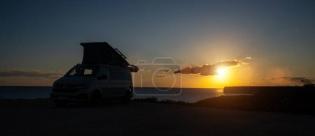 Téléchargez les photos : Transporteur Camping Van bus à l'océan Californie dans la nature côtière - en image libre de droit