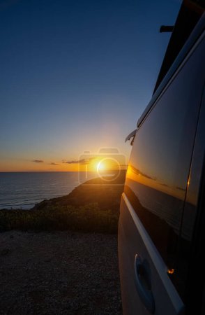 Téléchargez les photos : Transporteur Camping Van bus à l'océan Californie dans la nature côtière - en image libre de droit