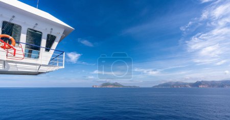 Téléchargez les photos : Large vue panoramique sur le littoral de Mallorca par une journée d'été ensoleillée depuis un bateau de croisière - en image libre de droit
