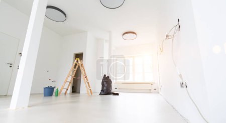 Téléchargez les photos : Reconstruction d'un ancien appartement immobilier, préparé et prêt à être rénové - en image libre de droit