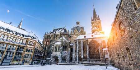 Téléchargez les photos : La célèbre cathédrale gothique énorme de l'empereur Karl à Aix-la-Chapelle en Allemagne pendant la saison d'hiver avec de la neige à Katschhof sur fond de ciel bleu et de soleil - en image libre de droit