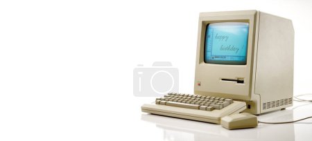 Foto de Aquisgrán, Alemania - 14 de marzo de 2014: Estudio de un Macintosh 128k original llamado Apple Macintosh sobre fondo blanco. Este fue el primer Mac producido, lanzado en enero de 1984 - Imagen libre de derechos