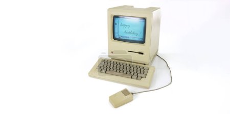 Foto de Aquisgrán, Alemania - 14 de marzo de 2014: Estudio de un Macintosh 128k original llamado Apple Macintosh sobre fondo blanco. Este fue el primer Mac producido, lanzado en enero de 1984 - Imagen libre de derechos