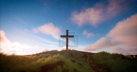 Téléchargez les photos : Une croix sur la colline avec des nuages se déplaçant sur le ciel étoilé bleu. Pâques, résurrection, nouvelle vie, concept de rédemption. - en image libre de droit