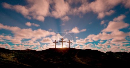 Téléchargez les photos : Trois croix sur la colline avec des nuages se déplaçant sur le ciel étoilé bleu. Pâques, résurrection, nouvelle vie, concept de rédemption - en image libre de droit