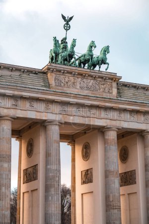 El famoso hito de la Puerta de Brandenburgo o Brandenburger Tor en Berlín, la capital alemana.