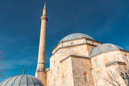 La Mezquita Sinan Pasha es una mezquita otomana situada en la ciudad de Prizren, Kosovo. Fue construido en 1615.