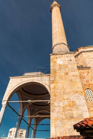 La mosquée Sinan Pacha est une mosquée ottomane de la ville de Prizren, au Kosovo. Il a été construit en 1615 par Sofi Sinan Pacha, bey de Budim.