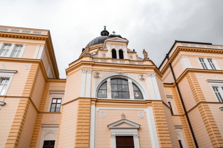 Außenfassadenansicht der Kyrill-und-Methodius-Kirche in der Josipa Stadlera Straße, Sarajevo, Bosnien und Herzegowina