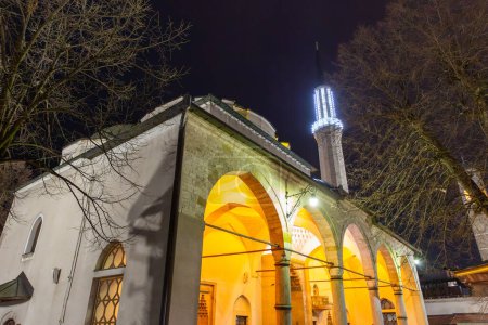 Gazi Husrev Beg Mezquita es una mezquita en Sarajevo. Construida en el siglo XVI, es la mezquita histórica más grande de Bosnia y Herzegovina.