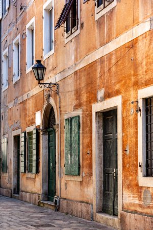 Architecture traditionnelle et vue sur la rue dans la vieille ville de Kotor, historiquement connue sous le nom de Cattaro, une ville côtière du Monténégro.