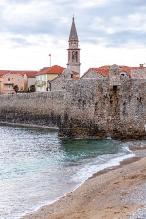 Die alten Stadtmauern von Budva entlang der Adriaküste, Montenegro.