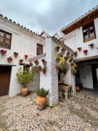 Scène de rue avec architecture andalouse traditionnelle dans la ville historique de Cordoue, Espagne.