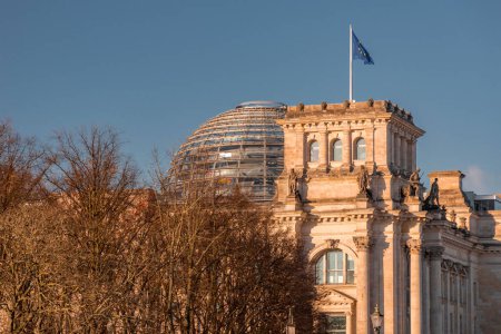 Außenansicht des Reichstages, eines historischen Gebäudes in Berlin, in dem sich der Bundestag, das Unterhaus des Deutschen Bundestages, befindet. 