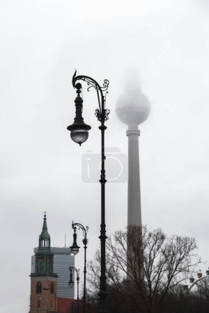 Simple poste de la lámpara aislado en blanco, farol alemán
