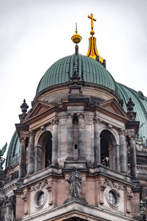 Détail de la cathédrale de Berlin ou Berliner Dom le long de la rivière Spree sur l'île aux musées de Berlin.