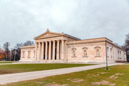 Der Königsplatz, im Stil des europäischen Neoklassizismus des 19. Jahrhunderts erbaut, beherbergt das Propyläentor, die Glyptothek und die Staatlichen Antikensammlungen.