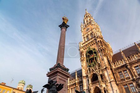 Colonne de la Vierge Marie ou Mariensaule sur la célèbre place de Marienplatz à Munich, Bavière, Allemagne.
