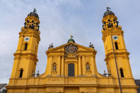 Die Theatinerkirche St. Cajetan und Adelaide ist eine katholische Kirche in München, Bayern, Deutschland. Erbaut von 1663 bis 1690.