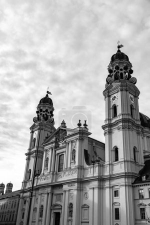 Die Theatinerkirche St. Cajetan und Adelaide ist eine katholische Kirche in München, Bayern, Deutschland. Erbaut von 1663 bis 1690.