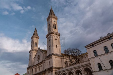 La parroquia católica y la iglesia universitaria de St. Louis, llamada Ludwigskirche es una iglesia neo-románica en Munich, Alemania..