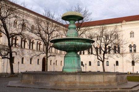 Geschwister Scholl Platz es una pequeña plaza semicircular situada frente a la Universidad Ludwig Maximilian, Ludwigstrasse, Múnich, Alemania..