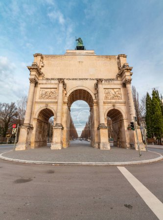Das Siegestor in München ist ein dreibogiger Gedenkbogen, gekrönt von einer Bayern-Statue mit Löwenquadriga.