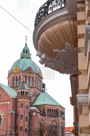 München, Deutschland - 23. Dezember 2021: Klassisches architektonisches und ornamentales Detail in der bayerischen Landeshauptstadt München.