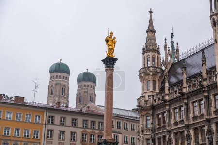 Edificios alrededor de Marienplatz, una de las plazas más vibrantes de Munich, la capital de Baviera, Alemania
