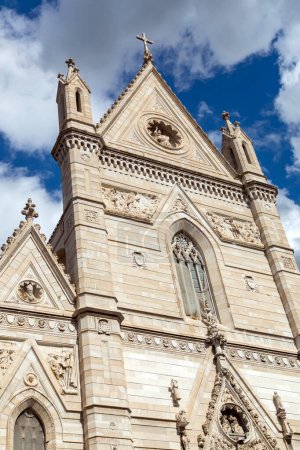 Die Kathedrale von Neapel oder Mariä Himmelfahrt ist eine römisch-katholische Kathedrale, die Hauptkirche und der Sitz des Erzbischofs von Neapel.
